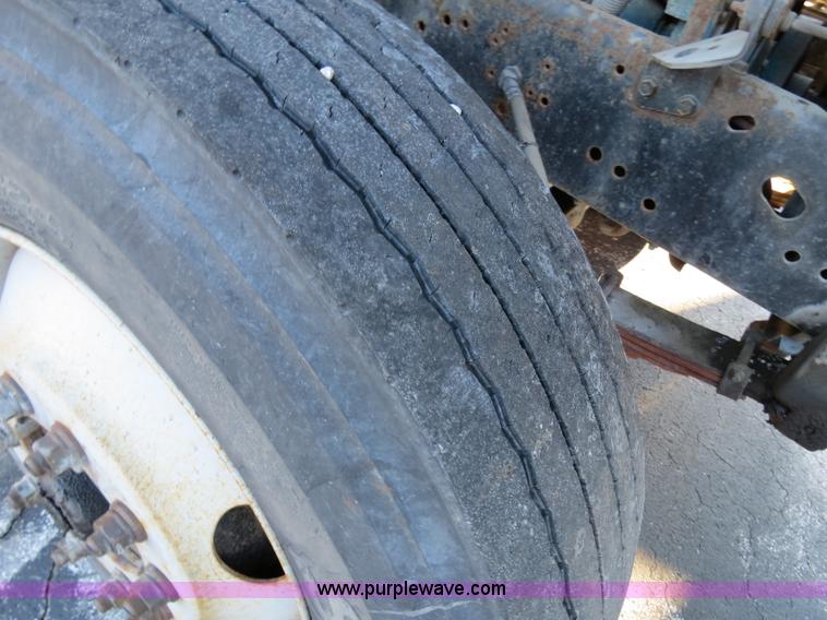 image for item F4377 2000 International 4900 dump truck