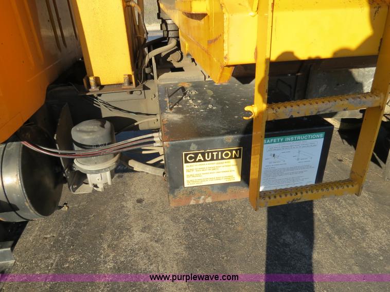 image for item F4377 2000 International 4900 dump truck