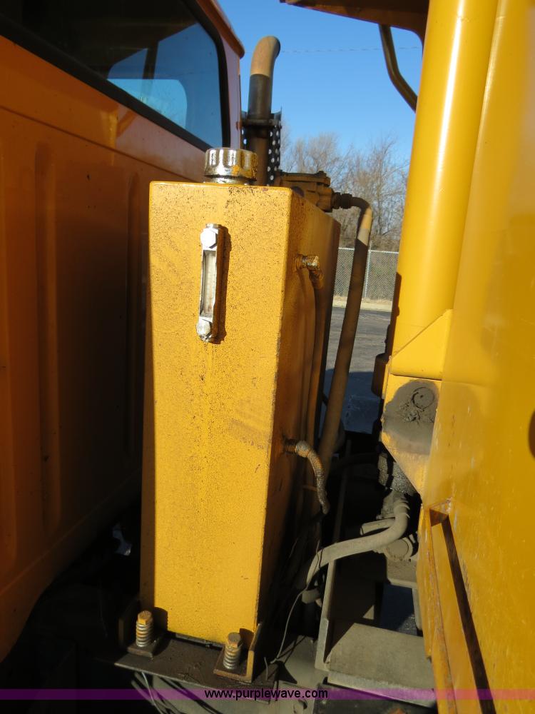 image for item F4377 2000 International 4900 dump truck