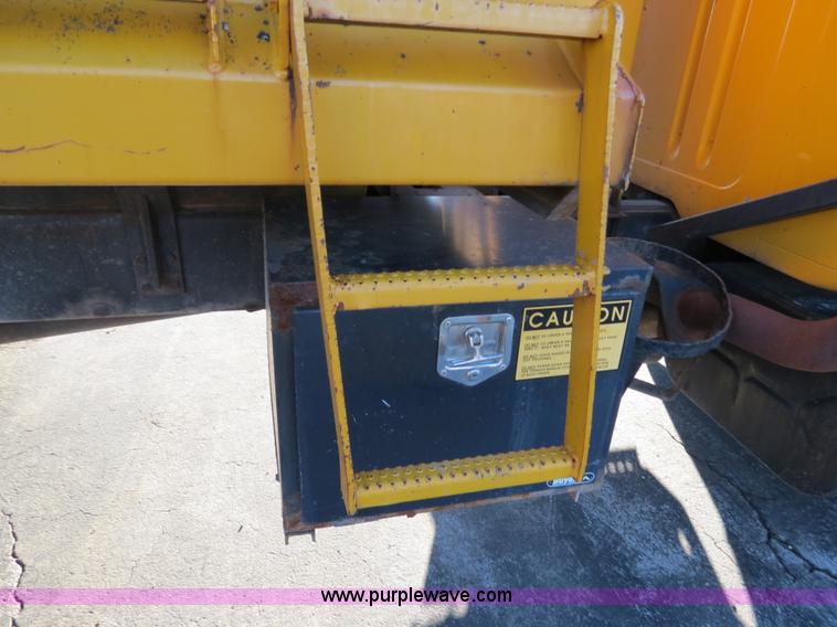 image for item F4377 2000 International 4900 dump truck