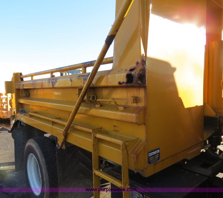 image for item F4377 2000 International 4900 dump truck