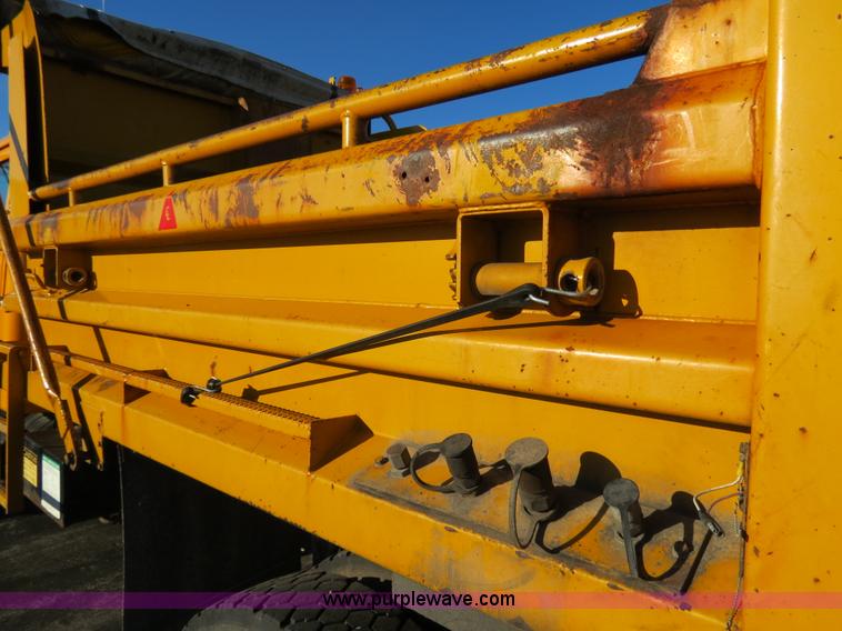 image for item F4377 2000 International 4900 dump truck