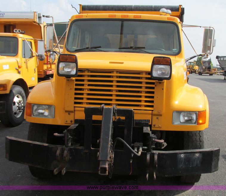 image for item F4805 2002 International 4900 dump truck