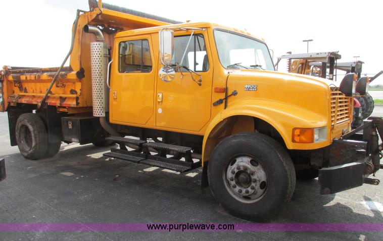 image for item F4805 2002 International 4900 dump truck