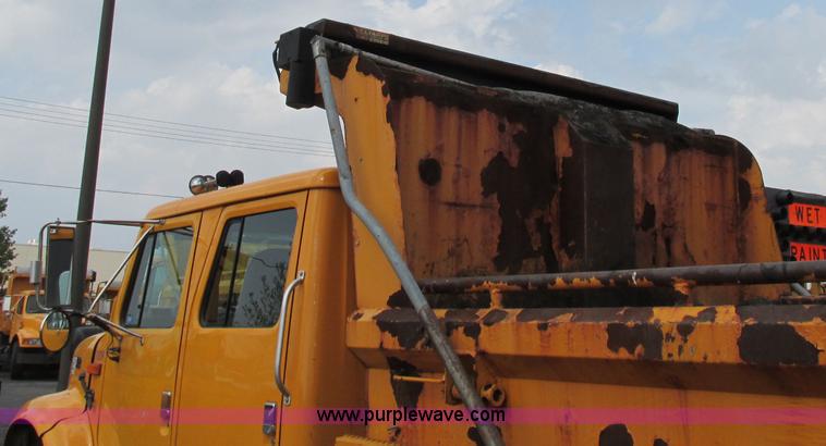 image for item F4805 2002 International 4900 dump truck