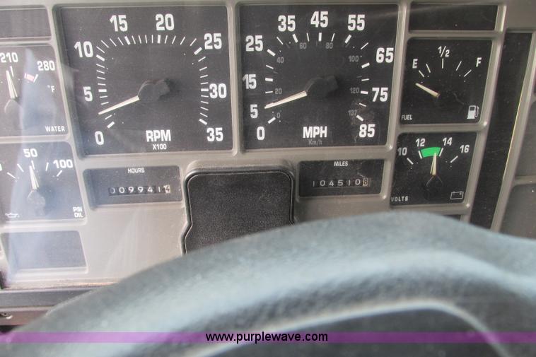 image for item F4805 2002 International 4900 dump truck