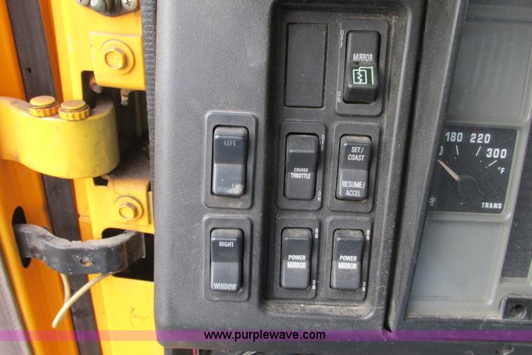 image for item F4805 2002 International 4900 dump truck