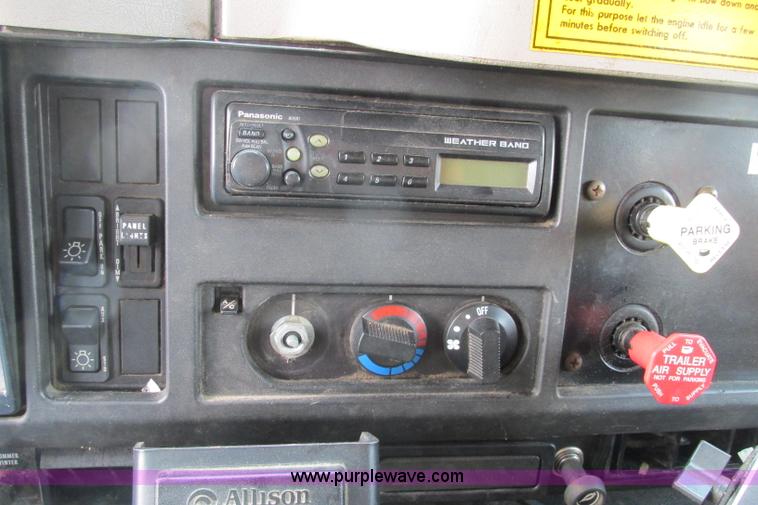 image for item F4805 2002 International 4900 dump truck