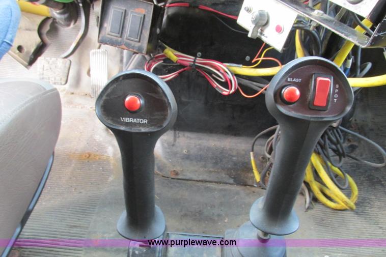 image for item F4805 2002 International 4900 dump truck