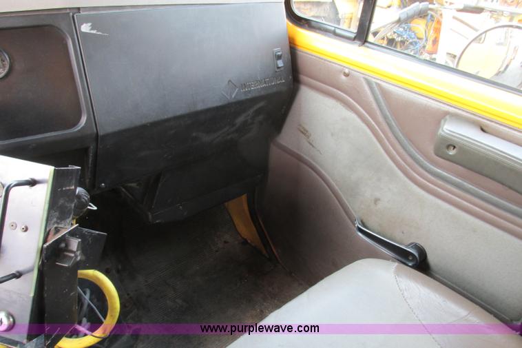 image for item F4805 2002 International 4900 dump truck