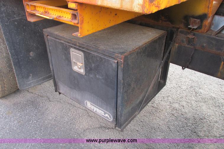 image for item F4805 2002 International 4900 dump truck