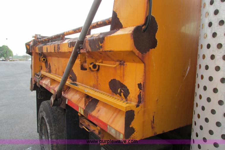 image for item F4805 2002 International 4900 dump truck