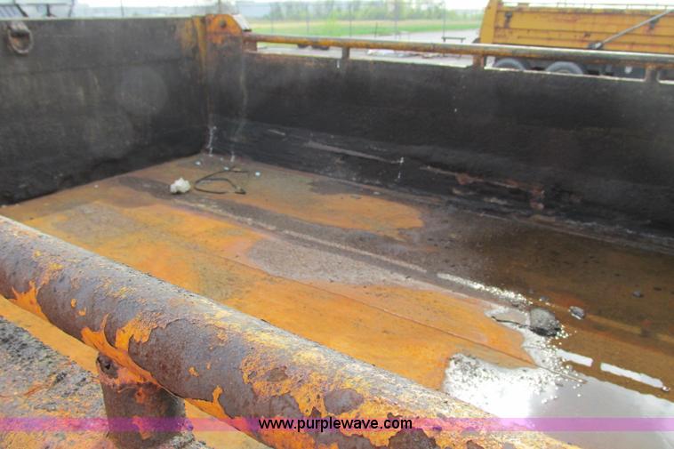 image for item F4805 2002 International 4900 dump truck