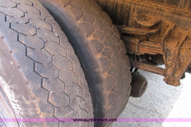 image for item F4805 2002 International 4900 dump truck