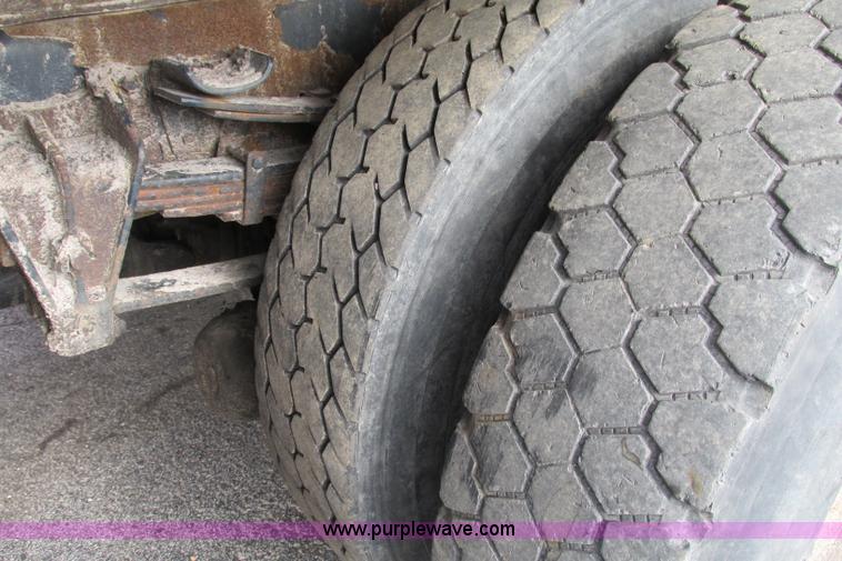 image for item F4805 2002 International 4900 dump truck