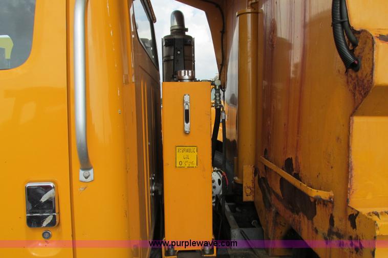 image for item F4805 2002 International 4900 dump truck