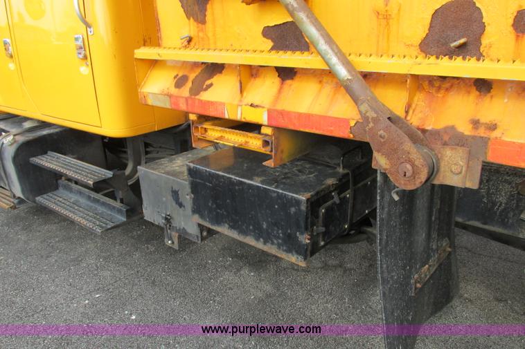image for item F4805 2002 International 4900 dump truck