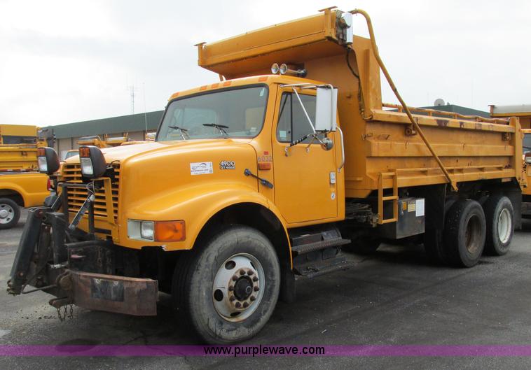 image for item F4810 1999 International/Navistar 4900 dump truck
