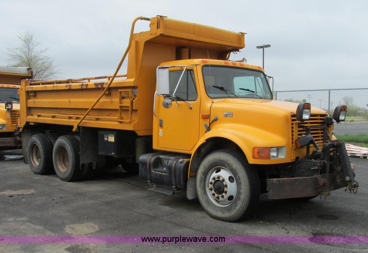 image for item F4810 1999 International/Navistar 4900 dump truck