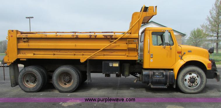 image for item F4810 1999 International/Navistar 4900 dump truck