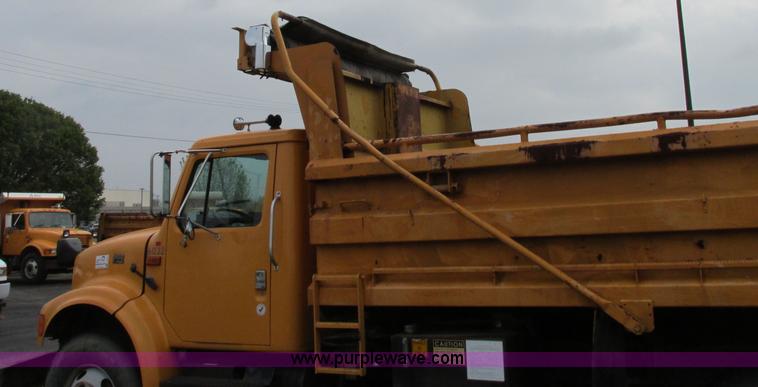 image for item F4810 1999 International/Navistar 4900 dump truck