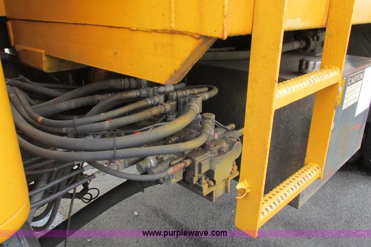 image for item F4810 1999 International/Navistar 4900 dump truck