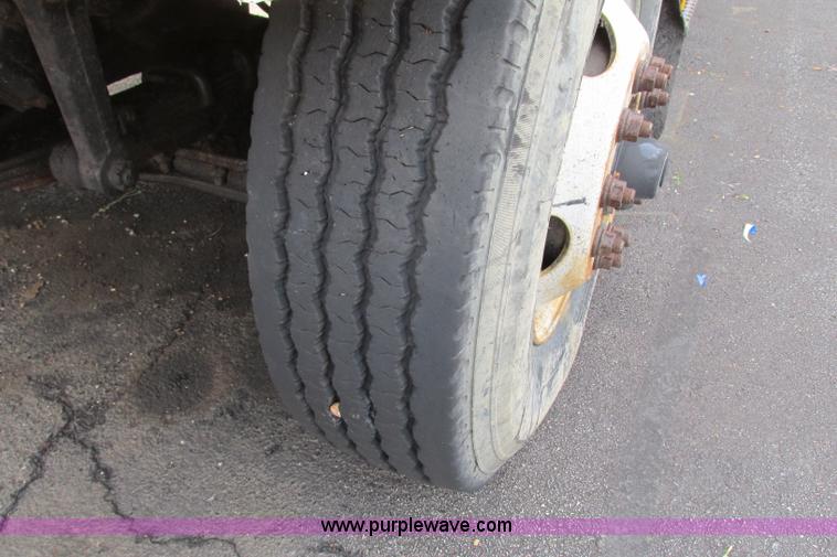 image for item F4810 1999 International/Navistar 4900 dump truck