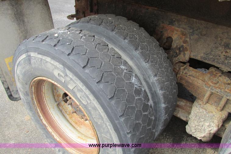 image for item F4810 1999 International/Navistar 4900 dump truck