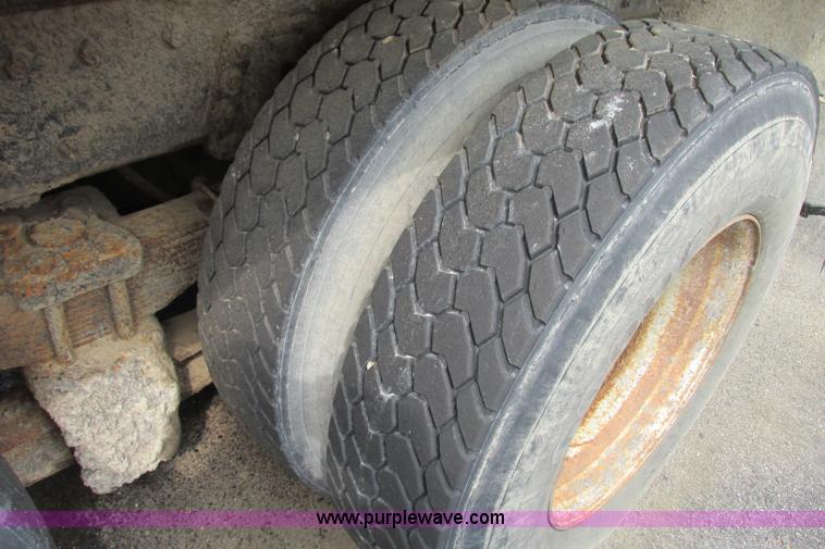 image for item F4810 1999 International/Navistar 4900 dump truck