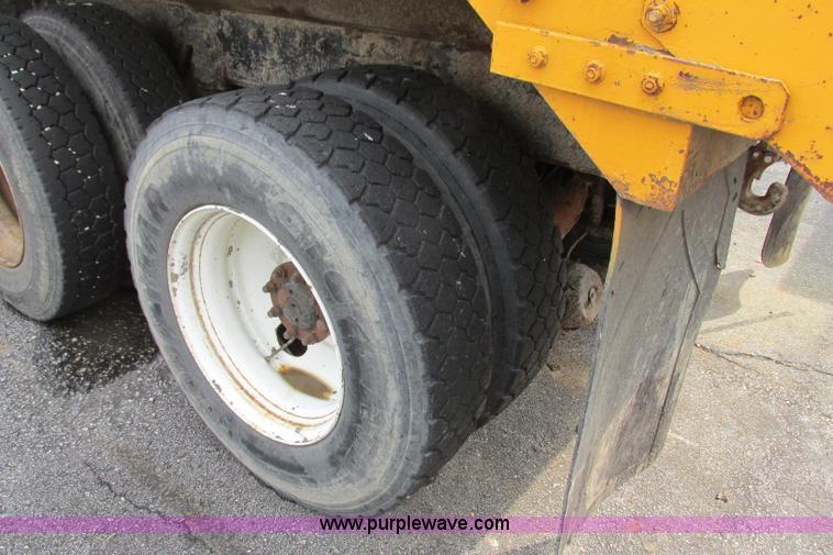 image for item F4810 1999 International/Navistar 4900 dump truck