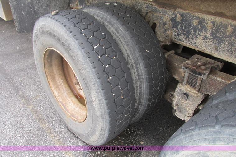 image for item F4810 1999 International/Navistar 4900 dump truck