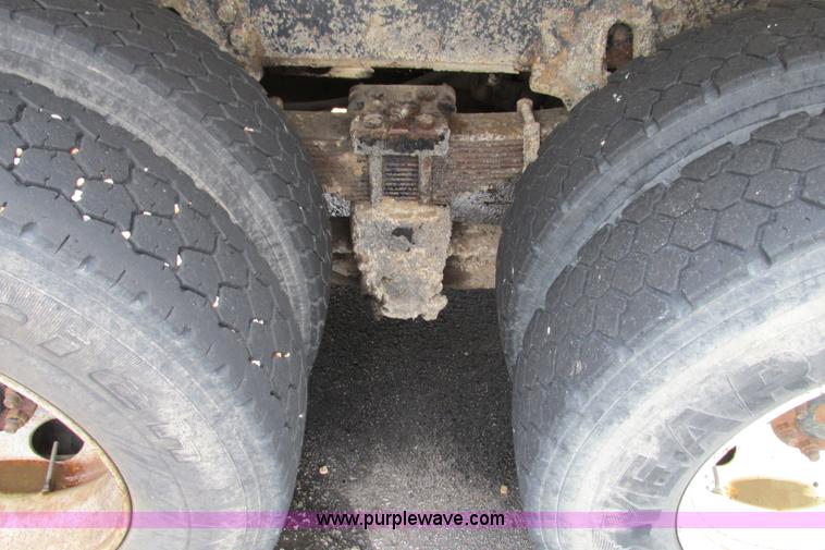 image for item F4810 1999 International/Navistar 4900 dump truck