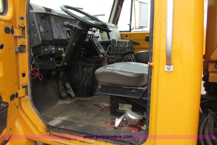 image for item F4810 1999 International/Navistar 4900 dump truck