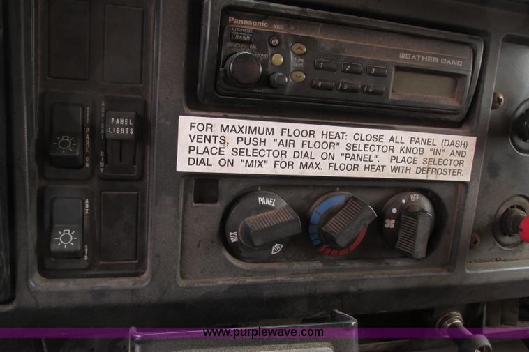 image for item F4810 1999 International/Navistar 4900 dump truck