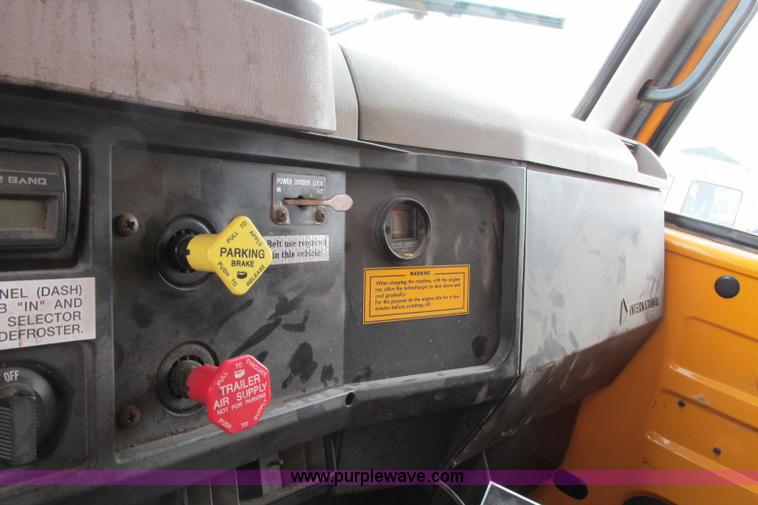 image for item F4810 1999 International/Navistar 4900 dump truck