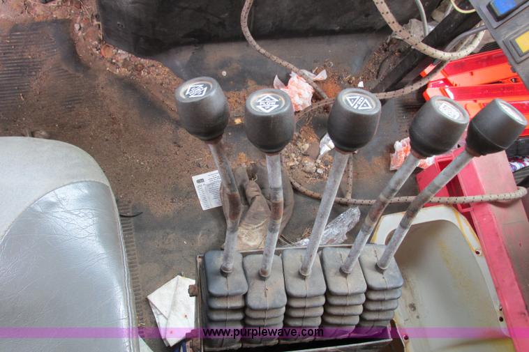 image for item F4810 1999 International/Navistar 4900 dump truck