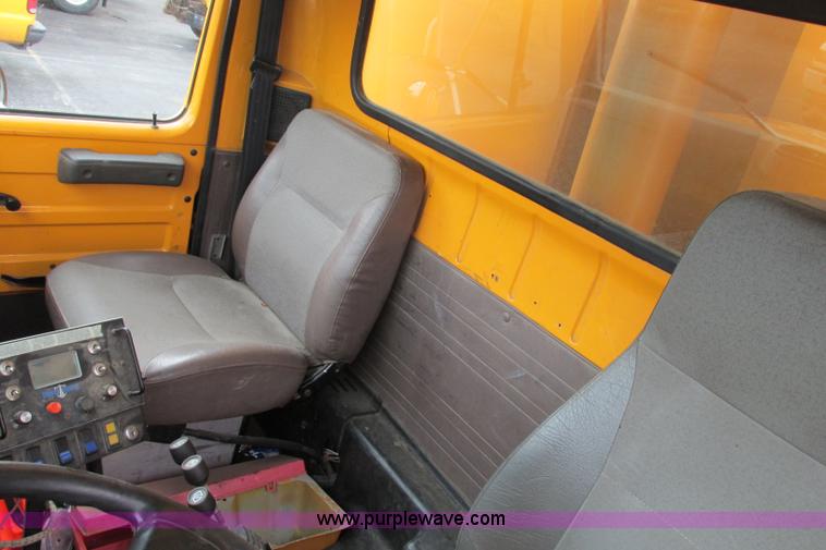 image for item F4810 1999 International/Navistar 4900 dump truck