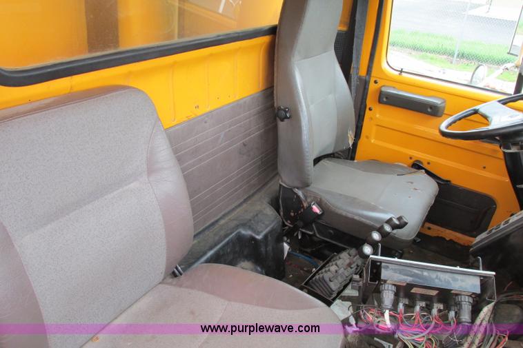 image for item F4810 1999 International/Navistar 4900 dump truck