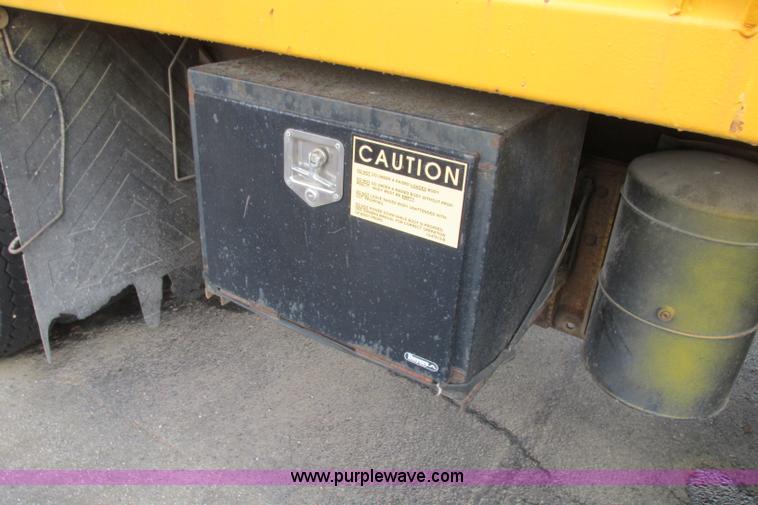 image for item F4810 1999 International/Navistar 4900 dump truck