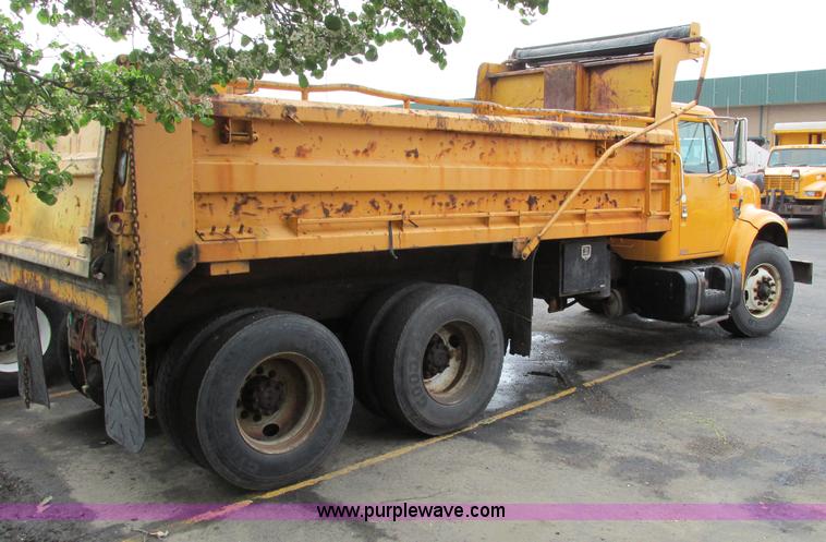 image for item F4814 1999 International/Navistar 4900 dump truck