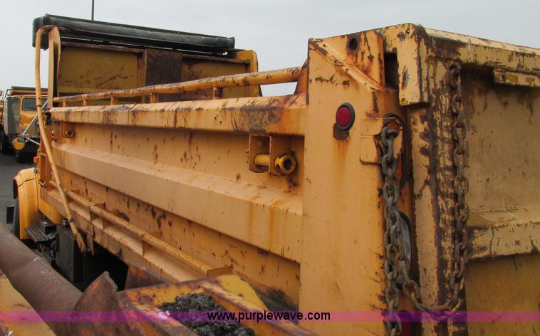 image for item F4814 1999 International/Navistar 4900 dump truck