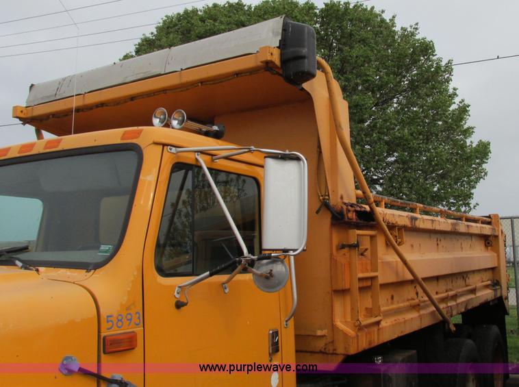 image for item F4814 1999 International/Navistar 4900 dump truck