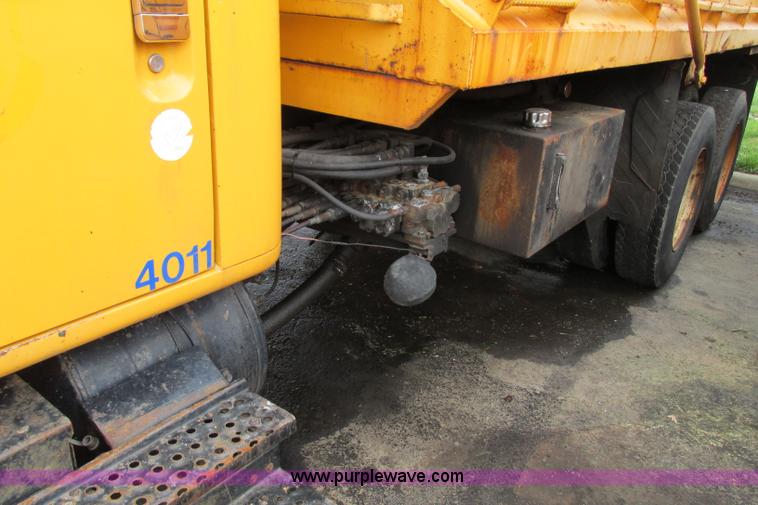 image for item F4814 1999 International/Navistar 4900 dump truck