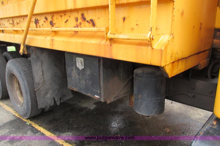 image for item F4814 1999 International/Navistar 4900 dump truck