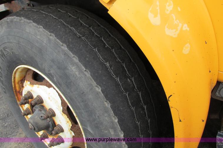 image for item F4814 1999 International/Navistar 4900 dump truck