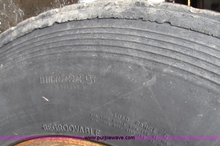 image for item F4814 1999 International/Navistar 4900 dump truck