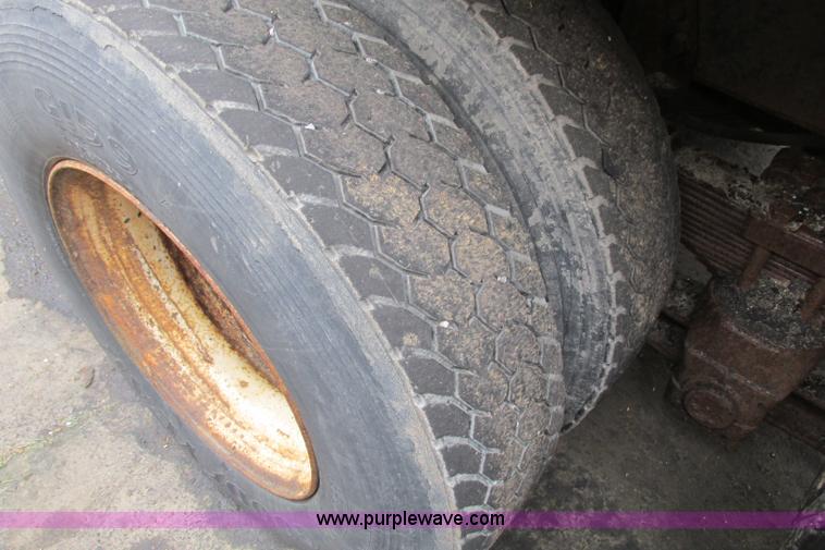 image for item F4814 1999 International/Navistar 4900 dump truck