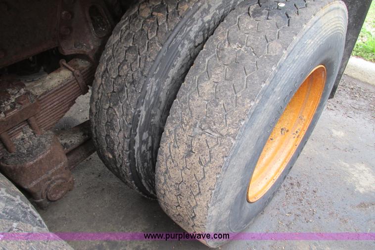 image for item F4814 1999 International/Navistar 4900 dump truck