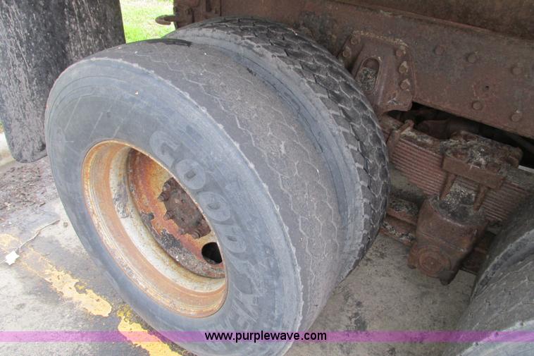 image for item F4814 1999 International/Navistar 4900 dump truck