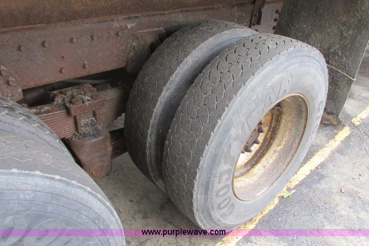 image for item F4814 1999 International/Navistar 4900 dump truck